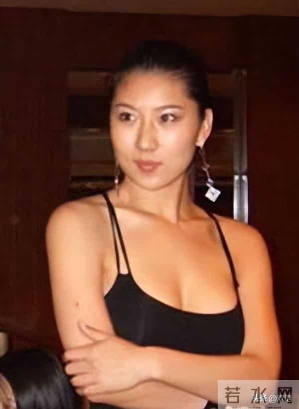 被谢贤养了12年，用青春换来2000万的Coco，已经走上了另一条道路