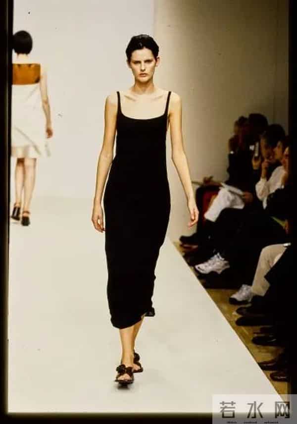 英国“贵族”超模突然离世!雌雄同体的美惊艳世人,曾是老佛爷挚爱…