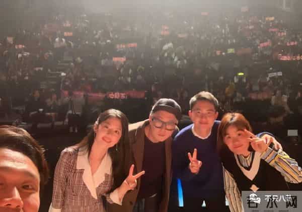 一定很痛苦吧?生日前一天,她和母亲一起自杀身亡