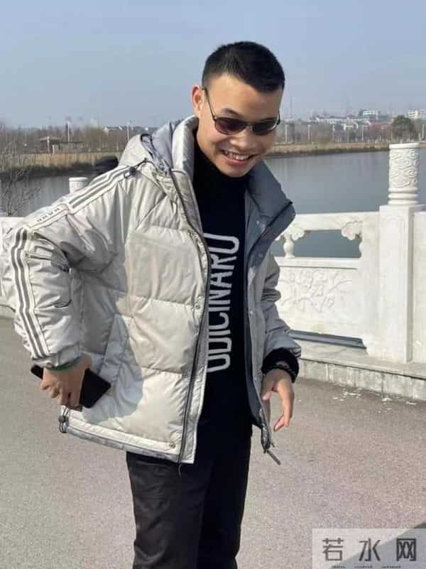 我,盲人按摩师,手指不灵活,21岁还不会用筷子,想转行当主持人