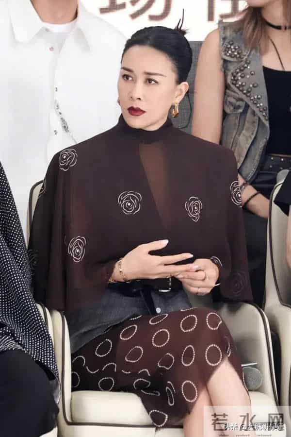 刀郎让那英又成了众矢之的,演唱会上那英嘴瓢直言国庆是五一