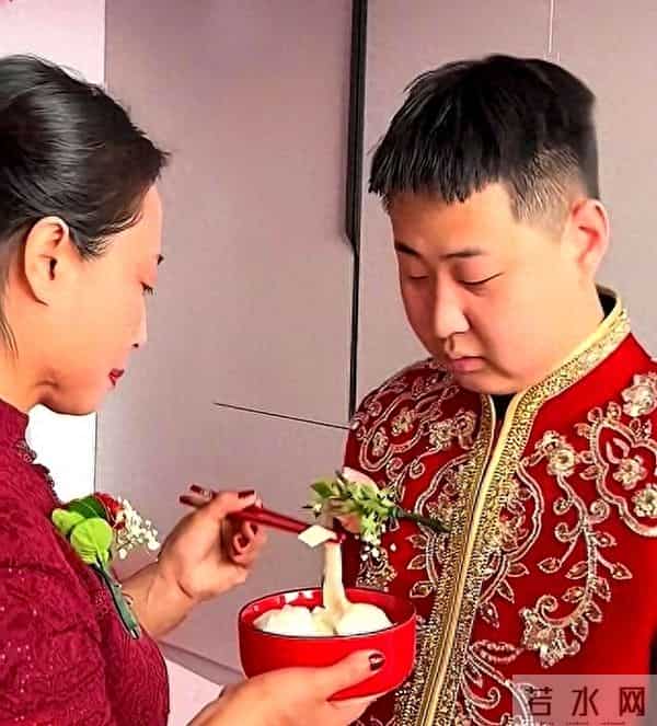 丈母娘哽咽给新娘喂了饺子，新郎秒变脸，网友：有眼力见！