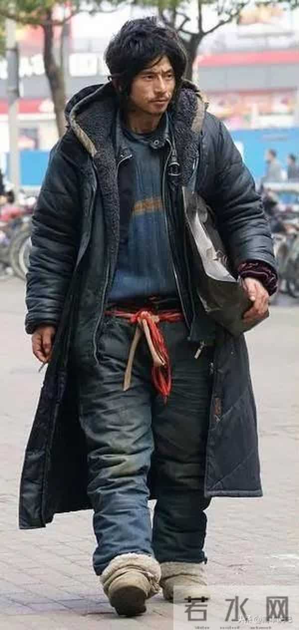 12年前,一度红遍全网的“犀利哥”,如今生活得让人感慨万千