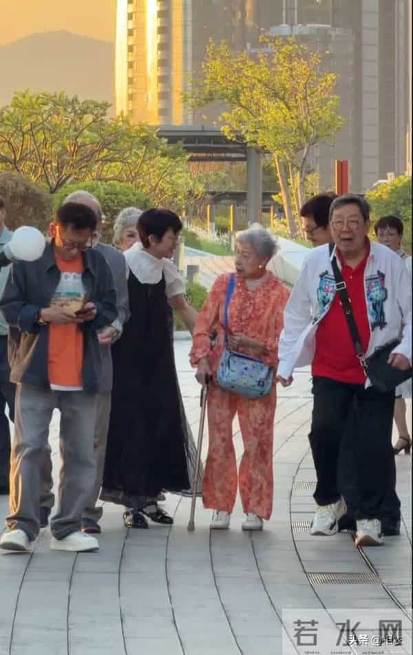 老戏骨同框合影，75岁邵音音整容脸太抢镜，遭嘲多年依然自信大方