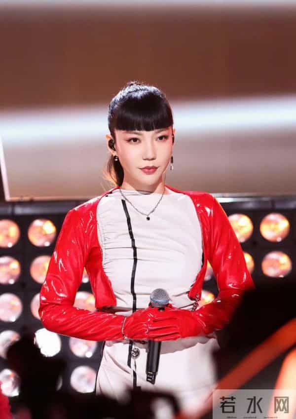 隐退三年的吴莫愁归来,主动按下“暂停键”