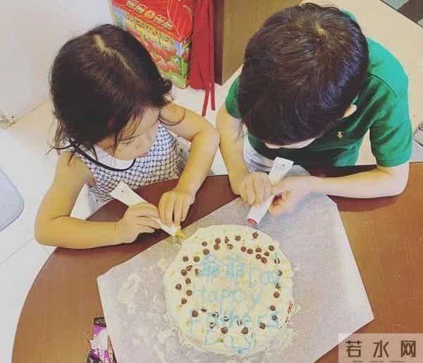 霍启刚郭晶晶逛画展大秀恩爱,腹部微凸疑怀第4胎,结婚8年生3子