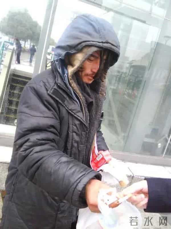 12年前,一度红遍全网的“犀利哥”,如今生活得让人感慨万千