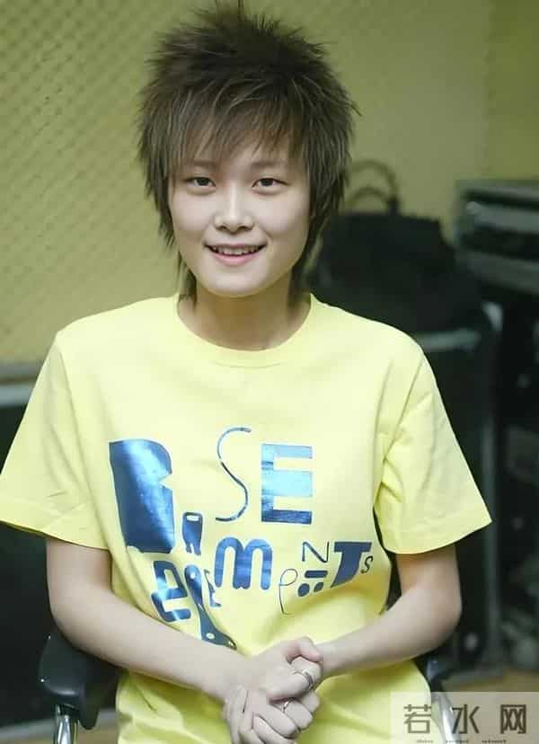 机场偶遇李宇春，穿土黄色棉袄平底鞋，被路人冲撞后眼神凌厉