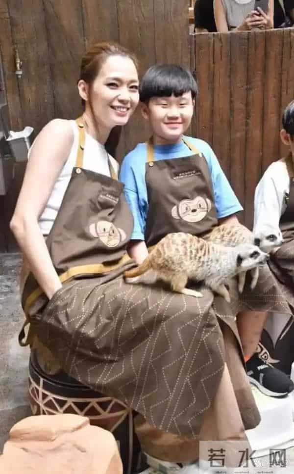 心疼!TVB 女星吕慧仪遇车祸颈椎移位,带伤拍戏还半工半读养娃