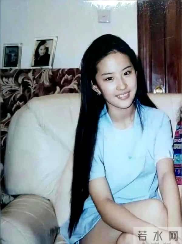 刘亦菲高中素颜照被同学藏10年!聚会掏出来炫,校服素颜照样晃眼_0