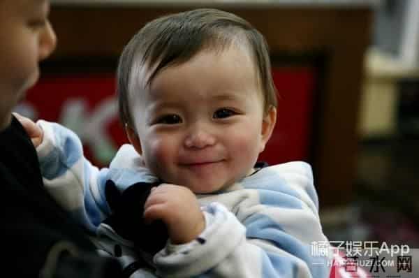 8年过去了，萌到飞起！《宝贝和我》里张根硕的混血儿子现在长这样！