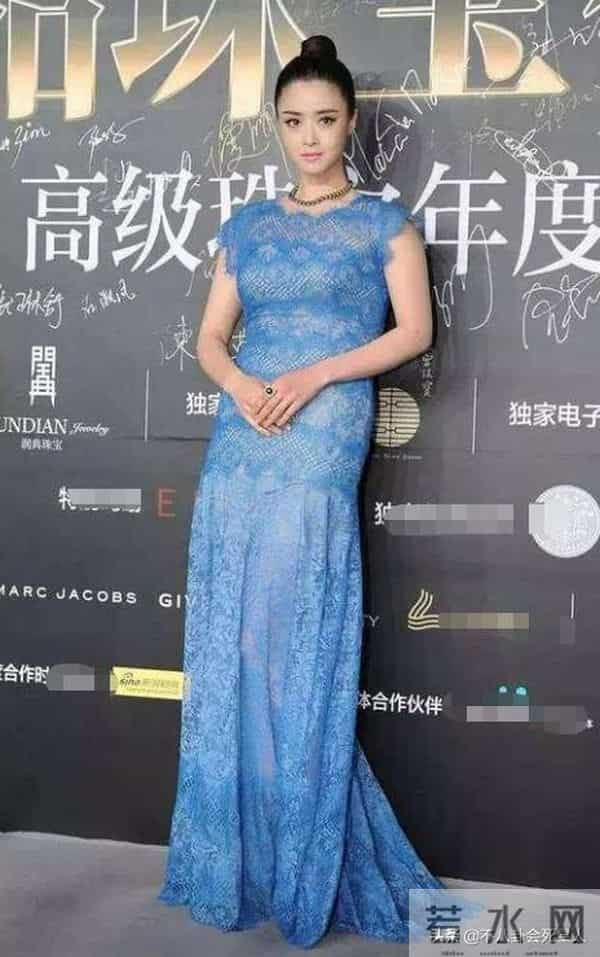 雷人肚兜、辣眼透视装?女星早年奇葩红毯,美貌成“灾难”