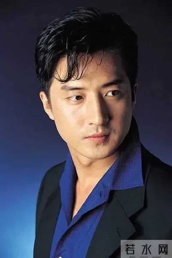 他是古早帅大叔，年轻时堪称人气男神，还娶了位小10岁女主播。