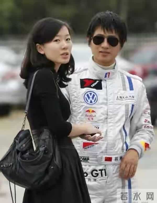 韩寒老婆女儿罕见露面，穿长裙配短发气质好，9岁小野眼睛真像爸