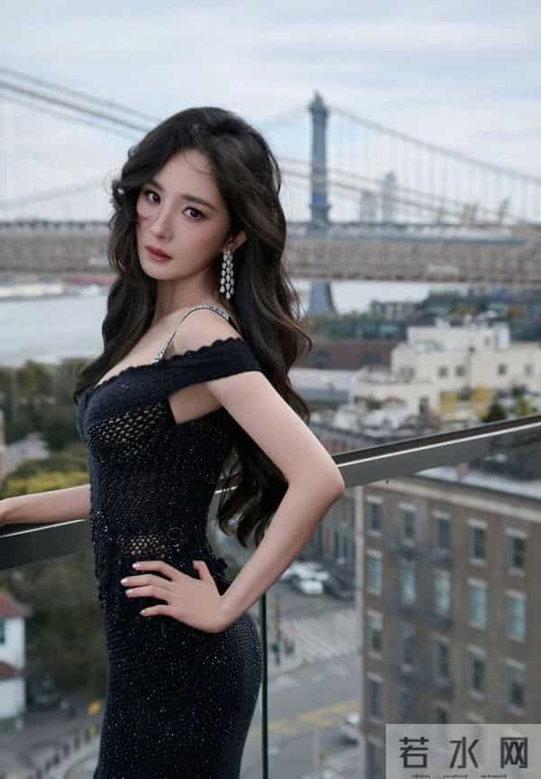 时尚女王杨幂参加维密大秀 穿镂空闪钻胸衣性感撩人