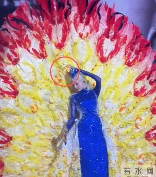 张韶涵演唱会“孔雀开屏”被搞砸!头饰被卡表情无奈,伴舞闯大祸