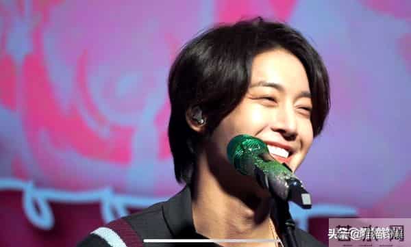 36岁金贤重官宣婚讯后首发文,美男迟暮,近照超像前老板裴勇俊