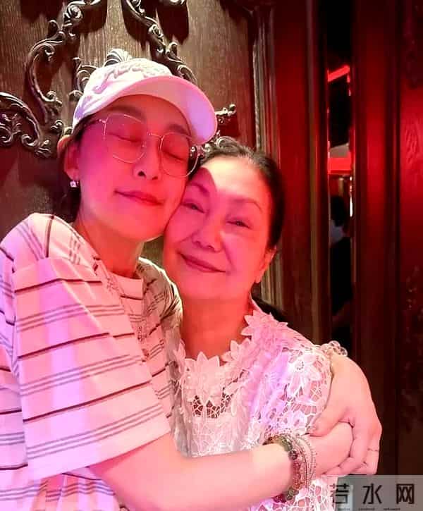 小S坐在老公许雅钧的腿上,全家给二女儿过生日,漂亮婆婆出镜了