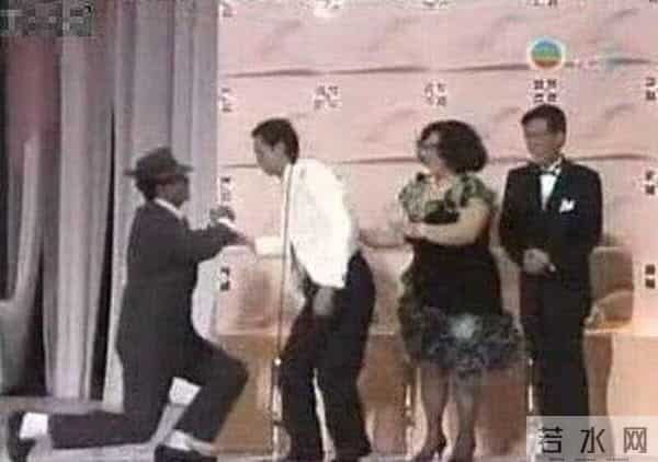 钦佩，周润发一生中四次下跪，每一次都跪得有理有据