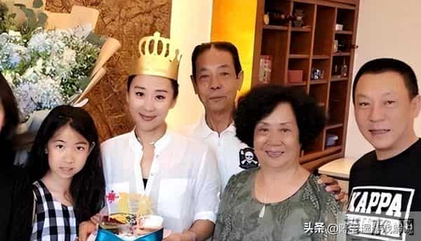 苗圃和富豪老公巴黎度假,十一岁女儿不像她,难怪罗晋会说那句话