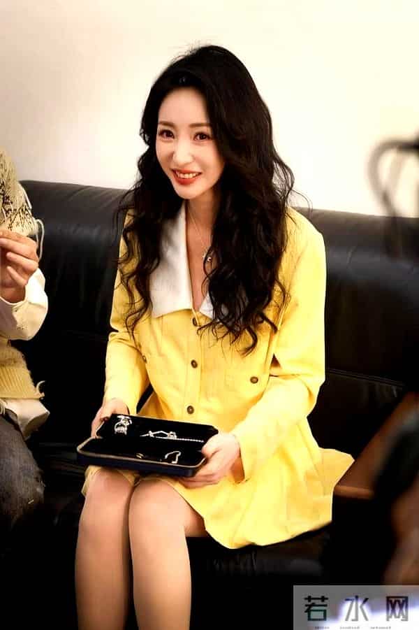 44岁“柳岩”穿全包瑜伽服，一身黑挡不住好身材，一般人真学不来