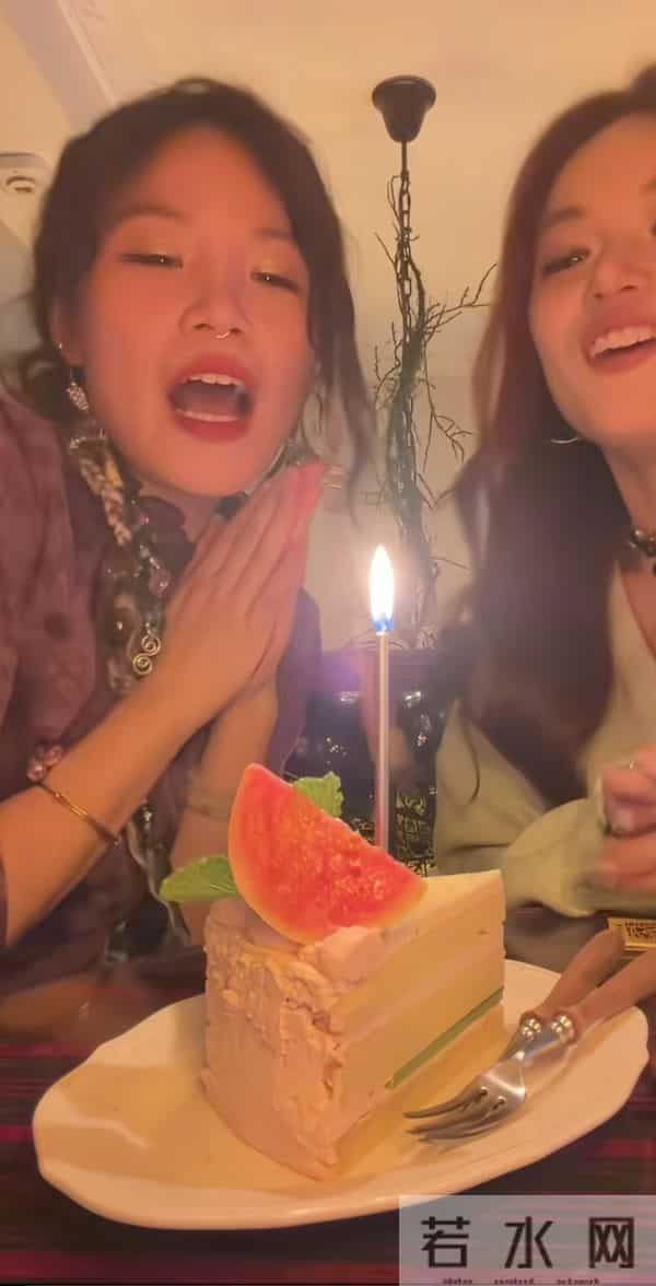 18年闺蜜"正式领证"！一束花的告白，比爱情更戳心