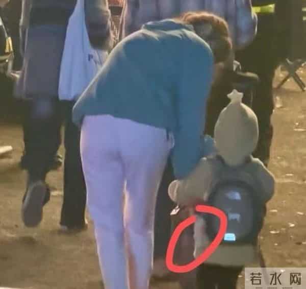 魏晨演唱会，一家三口合体，妻子抱儿子观看，小橙子个头高