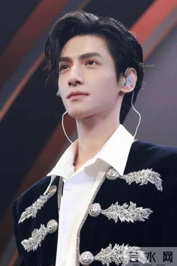 矮个男星虚报身高，穿高跟鞋、踩箱子，跟女明星同框就原形毕露