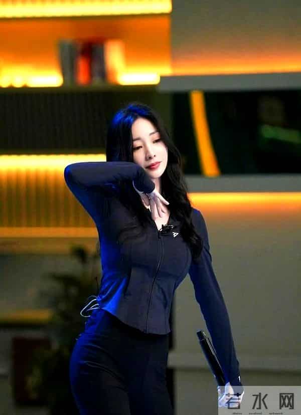 44岁“柳岩”穿全包瑜伽服，一身黑挡不住好身材，一般人真学不来