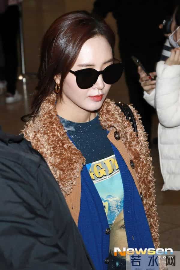 SM家族结束海外公演飞抵韩国 EXO朴灿烈SHINee金基范等口罩遮面显低调