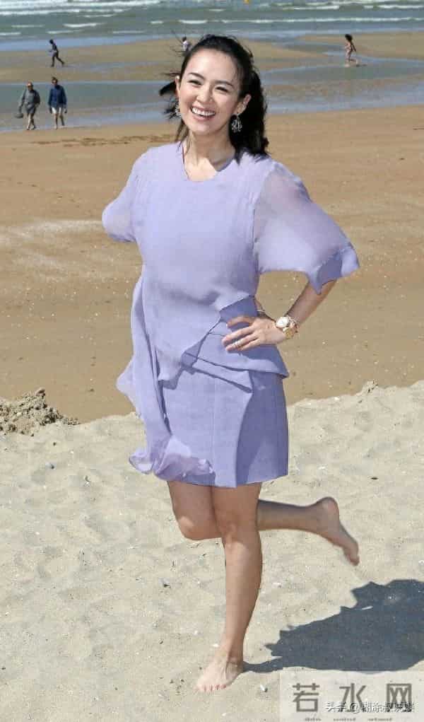 章子怡光着脚丫沙滩漫步！优雅美丽 气质出众，网友：笑容太治愈