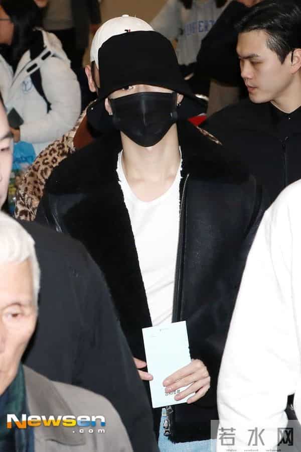 SM家族结束海外公演飞抵韩国 EXO朴灿烈SHINee金基范等口罩遮面显低调
