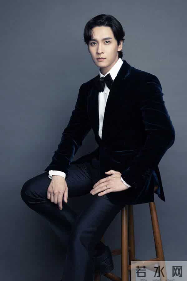 朴信惠今日大婚,婚纱照曝光美如仙子,牵手丈夫崔泰俊笑容甜蜜