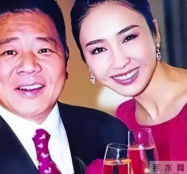被丑男“糟蹋”的6位女明星，每个如花似玉，却鲜花插在牛粪上