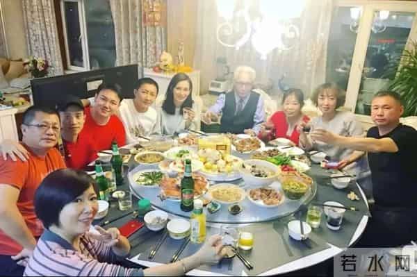 韩庚“幸福肥”上热搜:吴京夫妻做媒,娶五国混血妻子,为女儿戒烟,他们的婚姻越过越甜