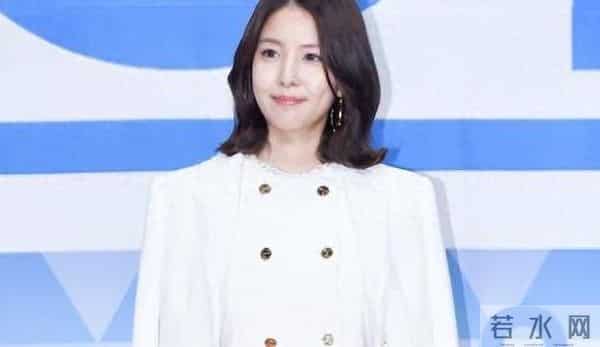 宝儿被一个男人在直播中播放淫秽视频吓到了，慌了