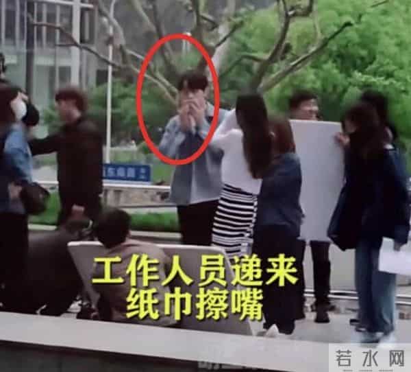 杨幂与许凯拍吻戏害羞笑场 男方拍完即用纸巾擦嘴