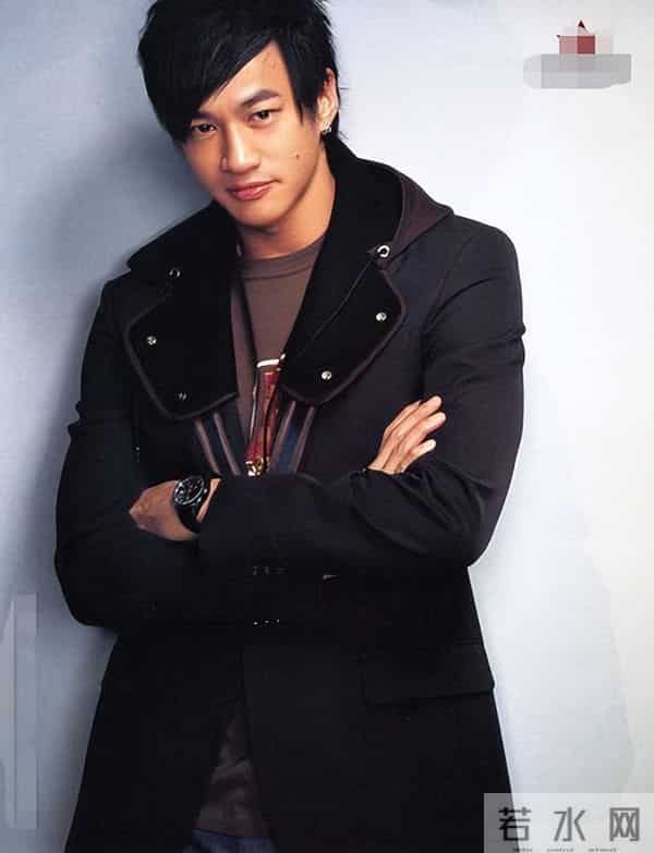 何润东：三次表白孙俪被拒，41岁娶柜姐为妻，恩爱多年无子也幸福