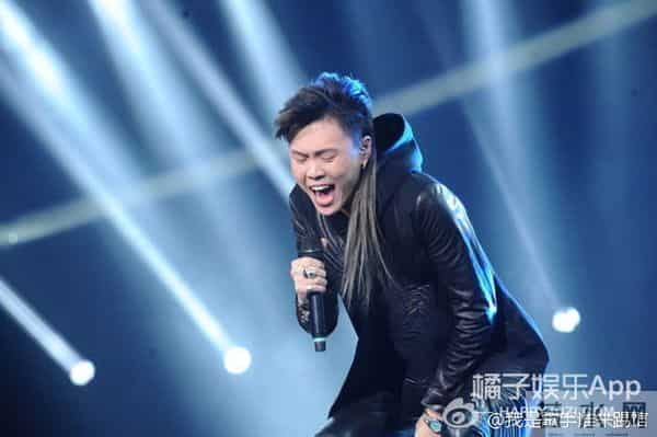 还记得《中国好声音》的张玮吗?他在这部剧里跑龙套?