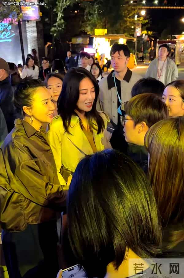 34岁蓝盈莹同框44岁阿朵,温柔婉约VS成熟个性,两人都非常惊艳