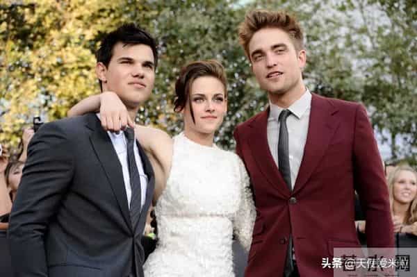 “狼人”泰勒·洛特纳低调订婚,《暮光之城》三主角如今怎样了?