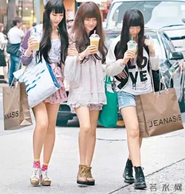 她自曝被陈冠希夺走初夜！一张艳照，彻底撕下了谢芷蕙的遮羞布