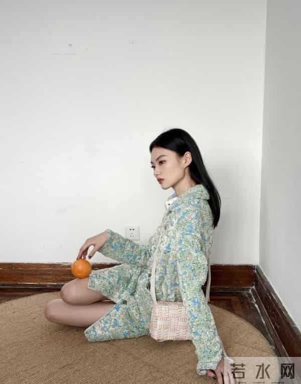 国模贺聪更新日常私服照，舒适低调的服饰搭配，妥妥的东方小仙女