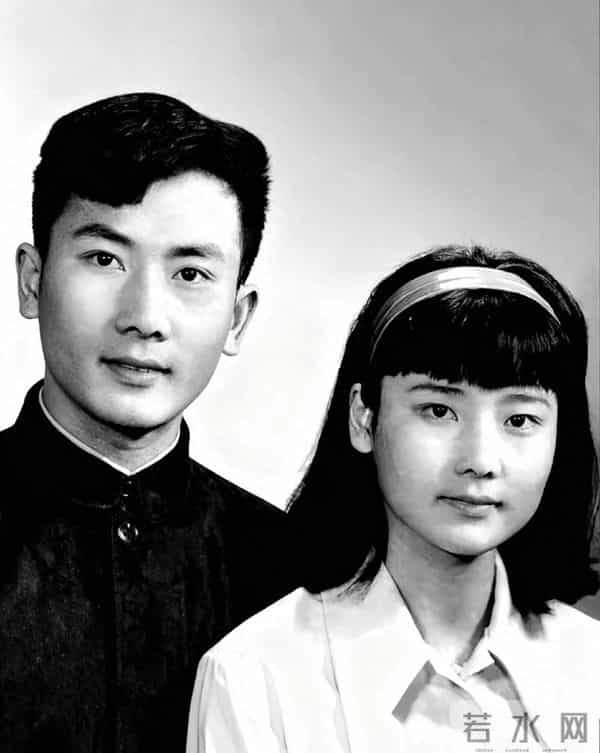 何赛飞父女照神同步,网友:妈妈当年的决定,现在看全是心疼!