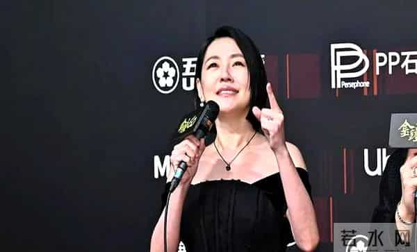 小S坐在老公许雅钧的腿上,全家给二女儿过生日,漂亮婆婆出镜了