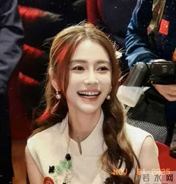 Angelababy和闺蜜现身上海街头被偶遇，baby打扮时髦，少女感