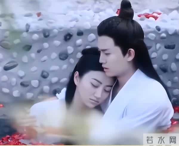 难怪电视里只有上半身,镜头下移后,是不能看的尴尬全景