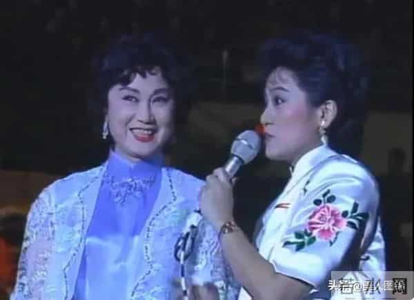 郭靖师傅~斑斑,主持过央视春晚,前夫惠天赐,姐姐森森