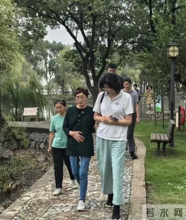 姚明一家游苏州太湖,15岁女儿打扮太老气,岳母出镜瘦又高超170