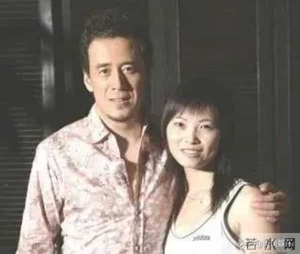 杨坤状态异常,被网友喊话做尿检,曾夜会两女感情生活成谜